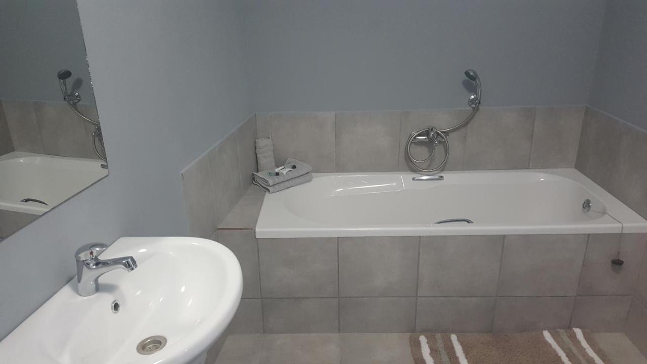Bella Luna Bed And Breakfast Уолфиш Бей Екстериор снимка